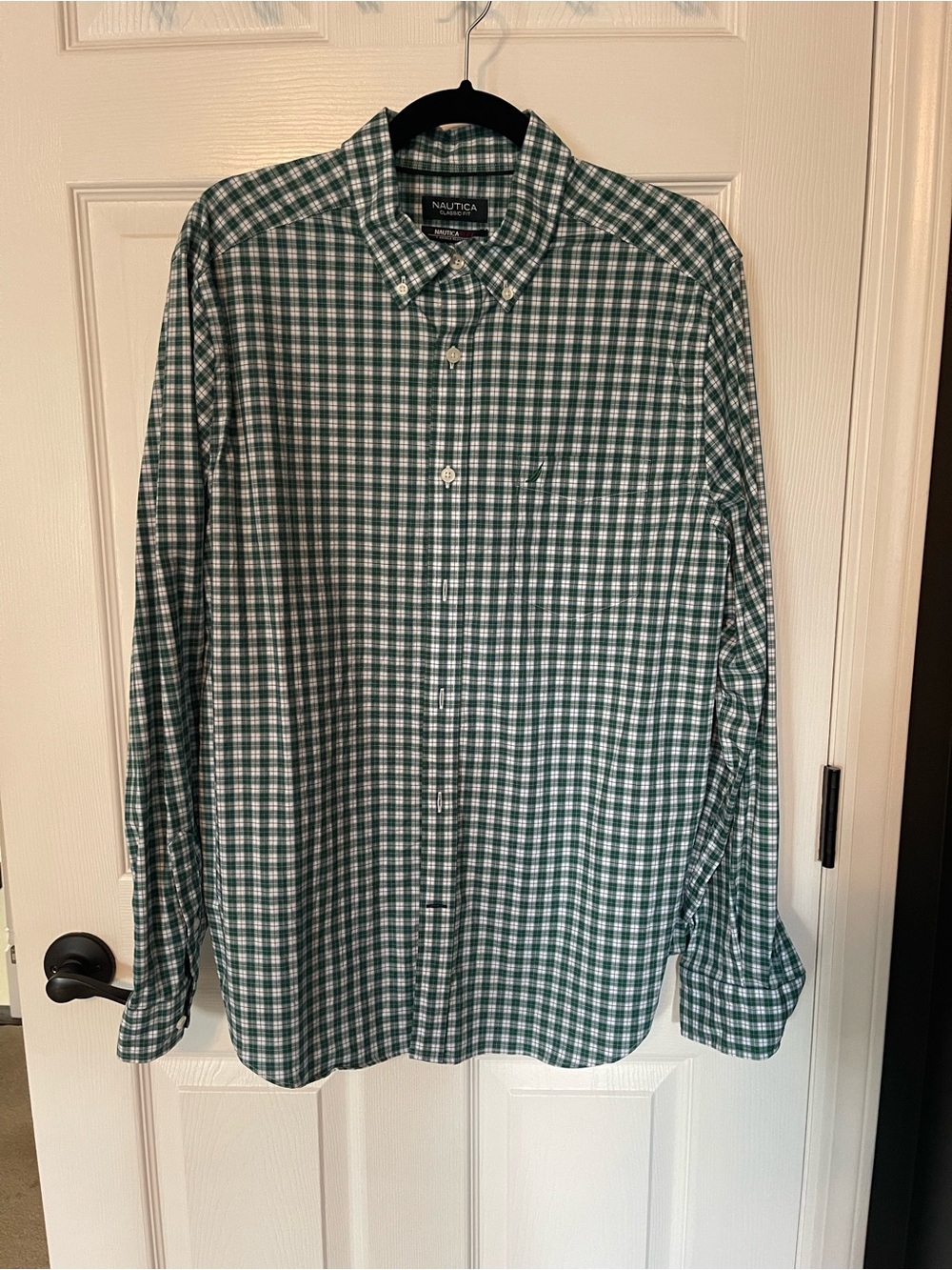 Nautica Men's Green & White Plaid Button-Down Shirt